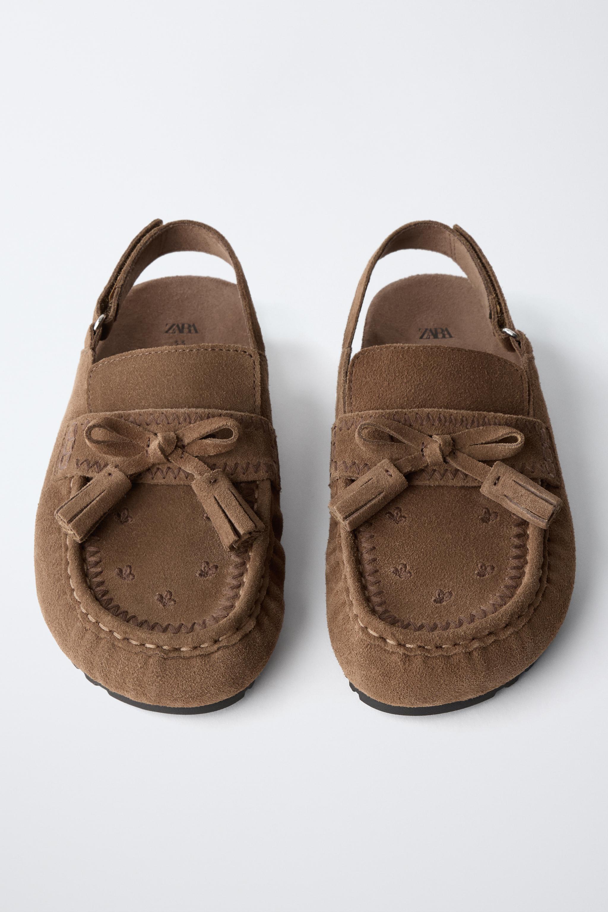 LEATHER CLOGS WITH TASSELS